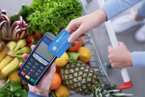 Obst und Gemüseeinkauf wird mit Karte bezahlt