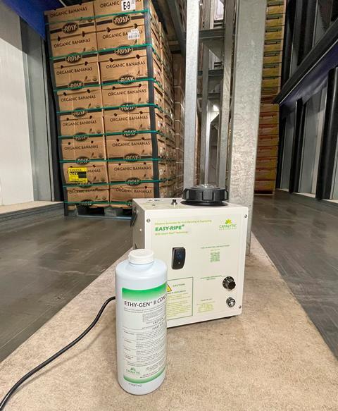 Generator und Nachfüllflasche im Lagerraum mit Bananen
