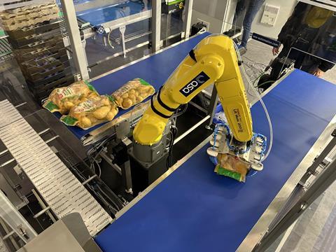 neuer Roboter Kistenbefüllung