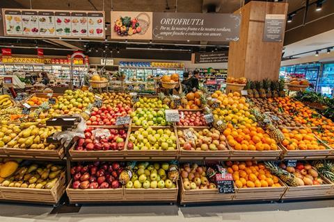 Carrefour: Einsatz der Steige in Holzoptik für Marktplatz-Feeling