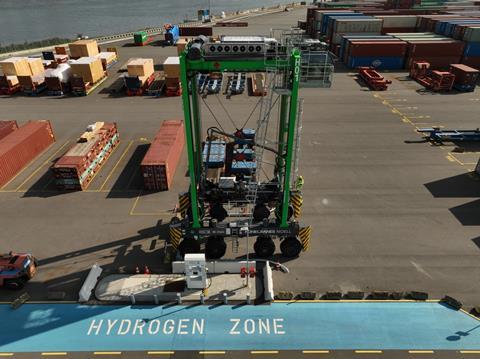Die Hamburger Hafen und Logistik AG (HHLA) testet den ersten wasserstoffbetriebenen Van-Carrier im Hamburger Hafen