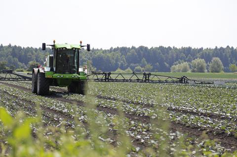 Traktor versprüht Pflanzenschutzmittel