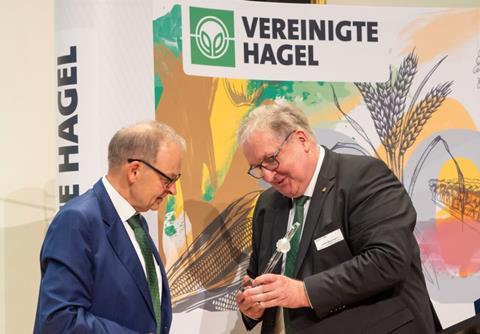 Jens-Stechmann-ueberreicht-seinem-Vorgaenger-Klaus-Mugele-den-Hagelkristall-