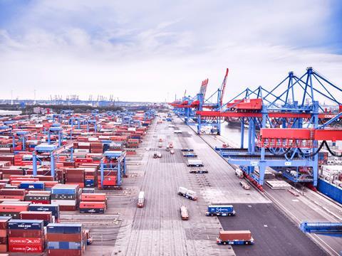 Containerumschlag am HHLA Container Terminal Altenwerder in Hamburg