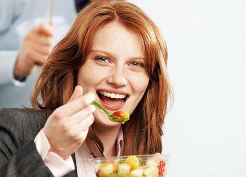 5amtag_frau_obstsalat.jpg