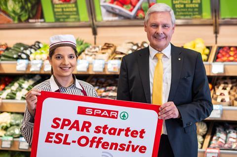 Spar-Vorstandsvorsitzender Hans K. Reisch und eine Spar-Mitarbeiterin freuen sich über den Start der ESL-Offensive bei Spar