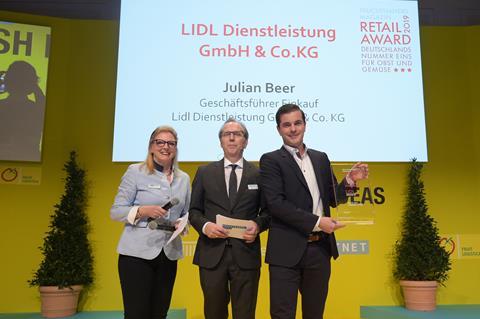 Julian Beer (r), Geschäftsführer Einkauf Lidl Dienstleistung GmbH & Co. KG nimmt den Preis von Kaasten Reh und Gabriele Bastian vom Fruchthandel Magazin entgegen.