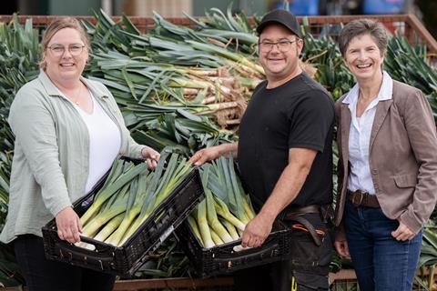 Anja und Roman Jakobs und Dr. Anke Schirocki (Agrobusiness Niederrhein) im Porreebetrieb Lankes-Jakobs in Brüggen -