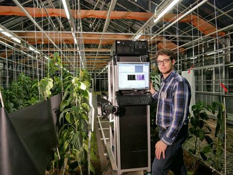 Marvin Krüger, Mitarbeiter am Julius Kühn-Institut, demonstriert den mobilen Messstand zur Analyse des Gesundheitszustands von Paprikapflanzen. Foto: Mariska Schäffer/HortiCo 4.0