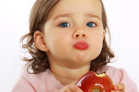 Mädchen mit Apfel