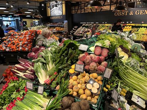 Obst- und Gemüseabteilung im Supermarkt