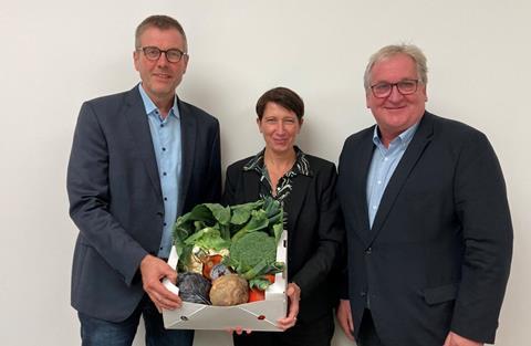 v.r.: Der wiedergewählte BOG-Vorsitzende Jens Stechmann mit Staatssekretärin Silvia Bender und BOG-Vize Christian Ufen    Foto: BOG