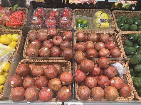 Unfreshness condition of pomegrante on the shlves