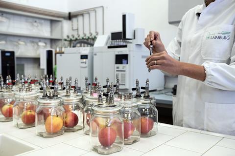 äpfel im labor-Laimburg Research Centre_Ivo Corrà