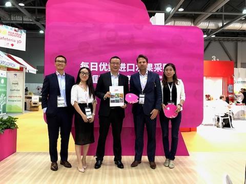 Happy smiles after signing a preferred supplier agreement with Miss Fresh in China is co-fonder and President of Miss Fresh, Zeng Bin with Rutger van Wulfen, (2nd from right) and his partner in Global fresh Shirley Liu. Foto: SAFE