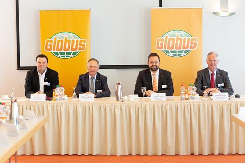 Timo Huwer, Geschäftsführung Globus Baumärkte, Thomas Bruch, geschäftsführender Gesellschafter Globus Holding, Christan Heins, Geschäftsführer Finanzen Globus Holding, und Johannes Scupin, Sprecher der Geschäftsführung Globus SB-Warenhaus, stellen die Unternehmensbilanz vor. Foto: Globus