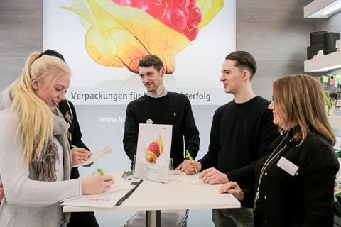 Auszubildende beim Messerundgang auf der Fruit Logistica, hier im Gespräch bei Lorentzen & Sievers (rechts: Claudia Schuh, Marketing Lorentzen & Sievers) Foto: DFHV