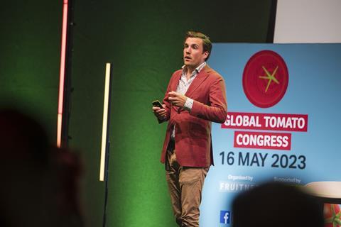 Tim Zuidgeest von Unravel Research - auf Einladung von Prominent auf der Bühne des Global Tomato Congress.  Foto: Prominent