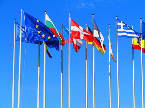 Fahnen am EU-Parlament