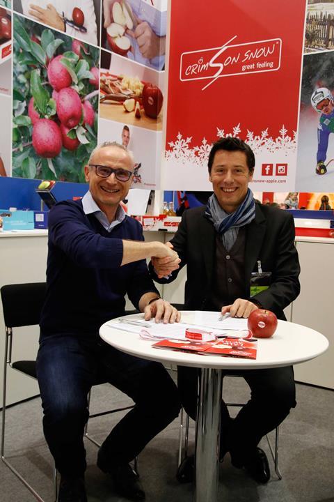 v.l.: Jürgen Braun, Kiku Variety Management, und Francois Mestre, Mesfruits, bei der Vertragsunterzeichnung. Foto: Kiku