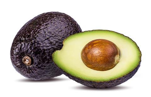 Avocado aufgeschnitten und ganz-ilietus_AdobeStock_186348441