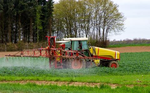 Traktor versprüht Pflanzenschutzmittel