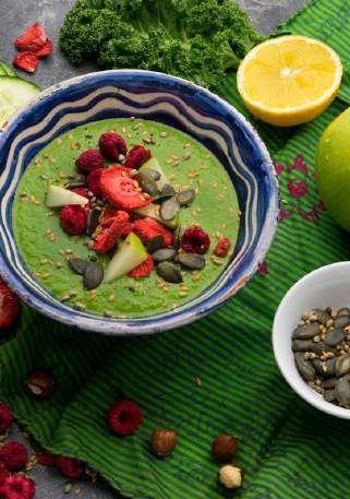 Green-Smoothie-Bowl mit Apfel, Grünkohl und Gurke Foto: BVEO