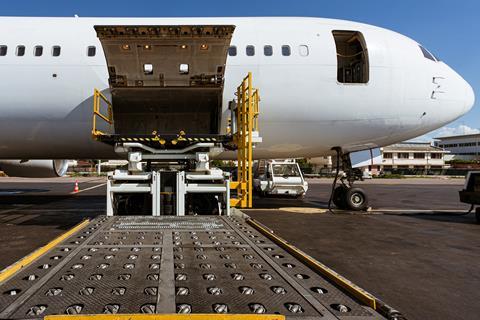 Flugzeug wird beladen
