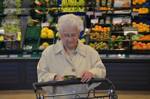 Seniorin beim Einkauf