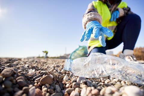 Plastikflasche am Strand