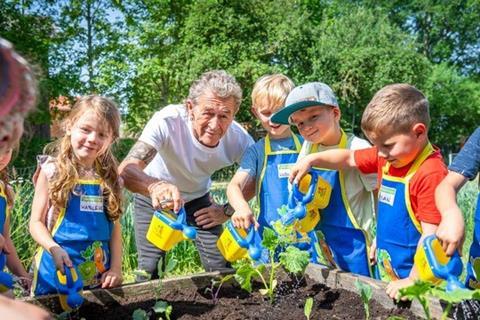 Peter Maffay informiert Kinder über heimisches Gemüse.