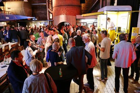 Teilnehmende des DOGK mit Getränken beim abendlichen Get-together