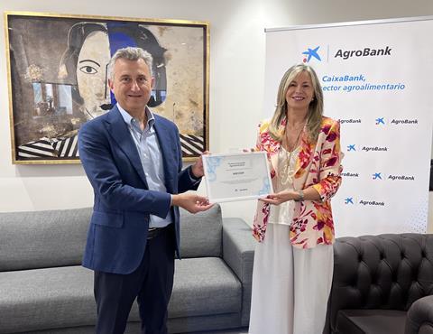 Alejandro Monzón, president of Anecoop, and Olga García, CaixaBank’s territorial director for the Valencian Community and the Region of Murcia