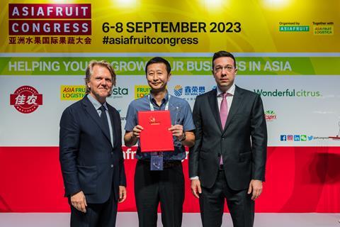 President and owner of United Produce Company, Allen Wu (centre) accepts 2023 Importer of the Year Award