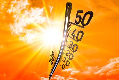 Thermometer zeigt, mit im Hintergrund befindlicher Sonne, über 40 Grad Celsius an.