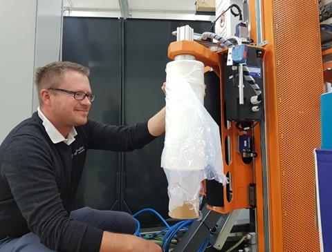 Fraunhofer Austria-Mitarbeiter mit biologisch abbaubarer Testfolie
