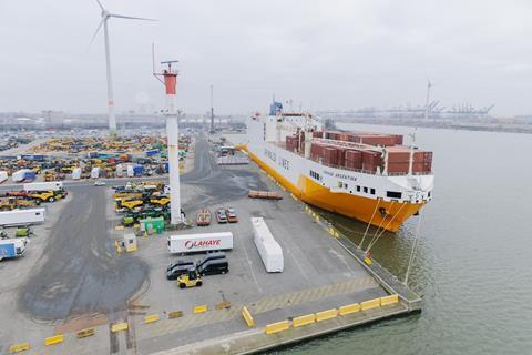 Blick auf den Hafen Antwerpen-Brügge