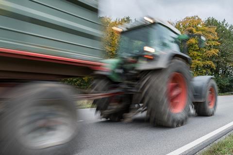 Fahrender Traktor mit Anhänger stgrafix - AdobeStock
