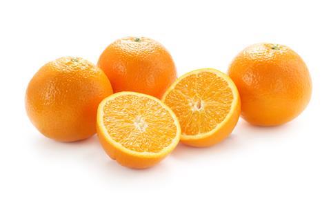 Freigestellte Orangen, davon eine halbiert