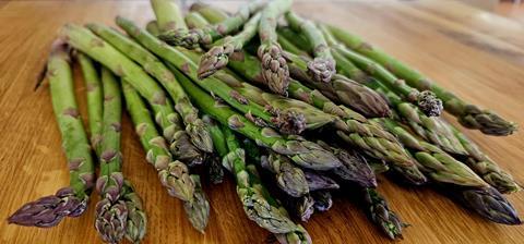 gruener spargel