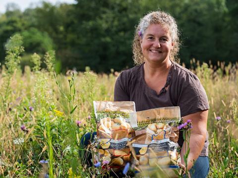 Landwirtin Karin Bauer mit Kartoffeln