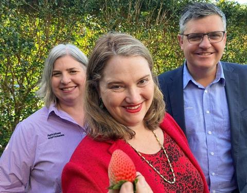 (l-r) Jodi Neal, Rachel Mackenzie and Brett Fifield with the Pink variety