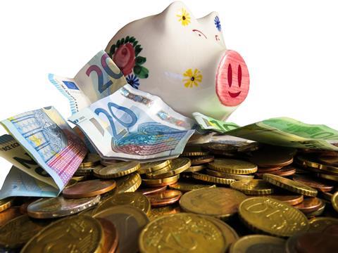 Sparschwein im Geldhaufen