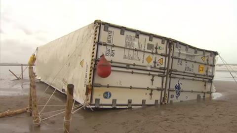 VTM Nieuws Chiquita banana containers beached