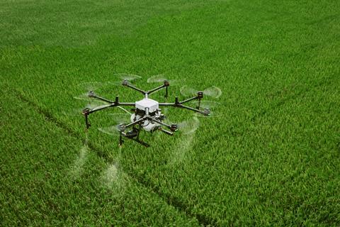 Drohne fliegt über Feld