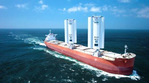 Containerschiff mit Segeln